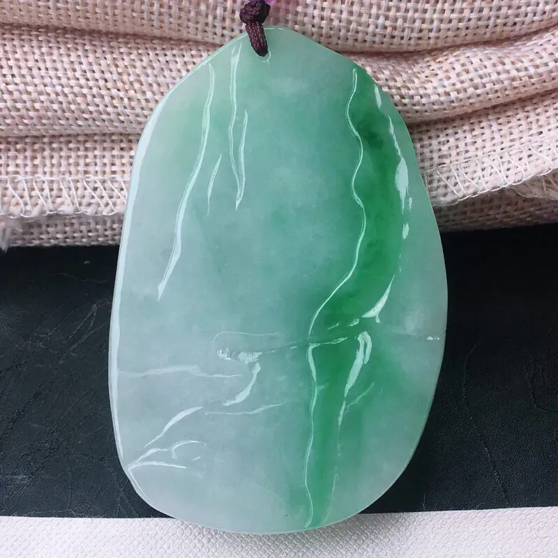 【精雕飘绿山高水长玉吊坠,种老,水润,质感十足。精致修饰雕!顶珠为装饰珠!尺寸:67*43.9*14.5mm】图9