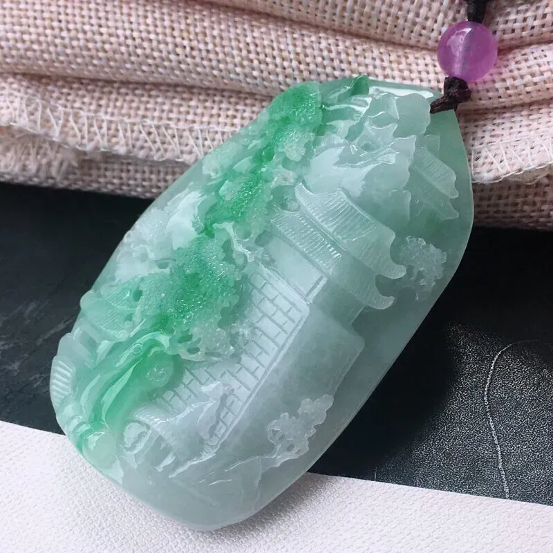 【精雕飘绿山高水长玉吊坠,种老,水润,质感十足。精致修饰雕!顶珠为装饰珠!尺寸:67*43.9*14.5mm】图2