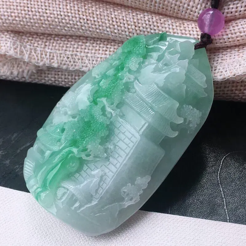 【精雕飘绿山高水长玉吊坠,种老,水润,质感十足。精致修饰雕!顶珠为装饰珠!尺寸:67*43.9*14.5mm】图3