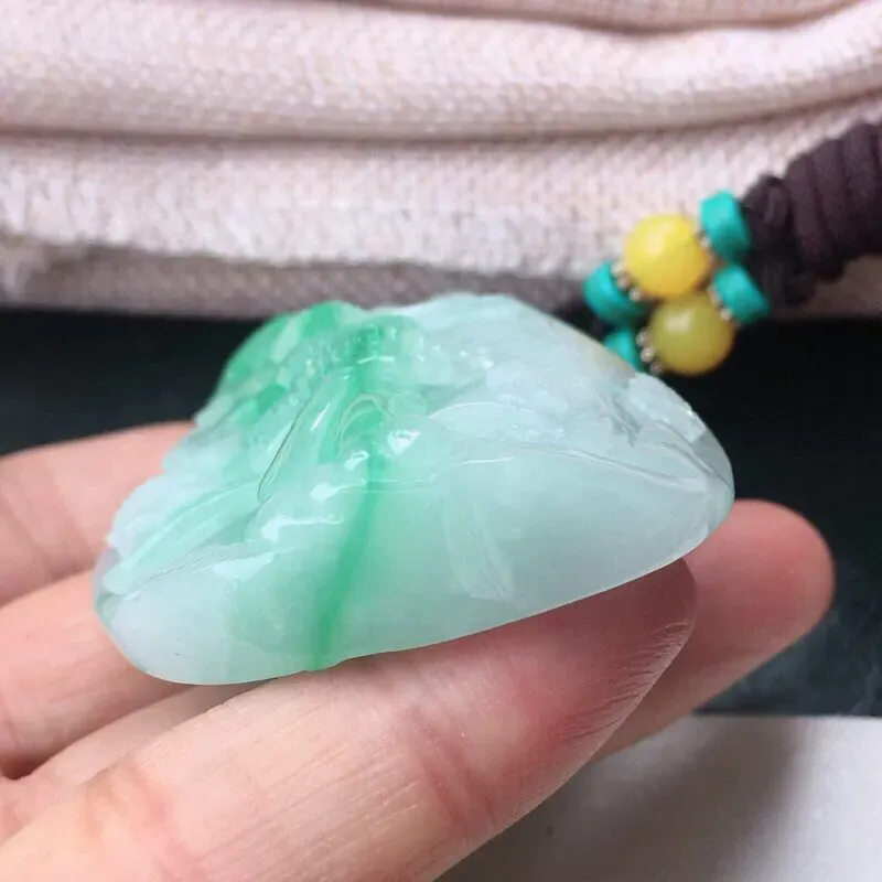 【精雕飘绿山高水长玉吊坠,种老,水润,质感十足。精致修饰雕!顶珠为装饰珠!尺寸:67*43.9*14.5mm】图8