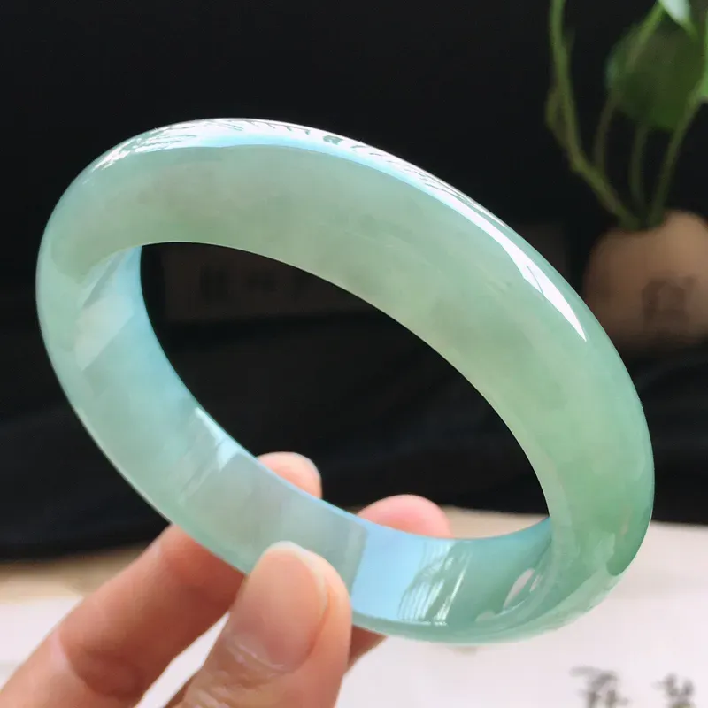 精品翡翠手镯，玉质莹润，佩戴效果更美，棉纹不扣手，尺寸：内径：58.4MM，玉：14.6*7.9MM，整体货品质量：64.6g