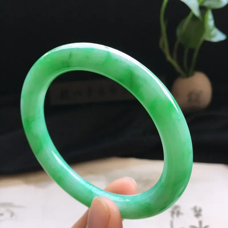 精品翡翠圆条手镯，玉质莹润， 佩戴效果更美，尺寸：内径：55.8MM，玉：9.3*9.4MM，整体货品质量：46.7g