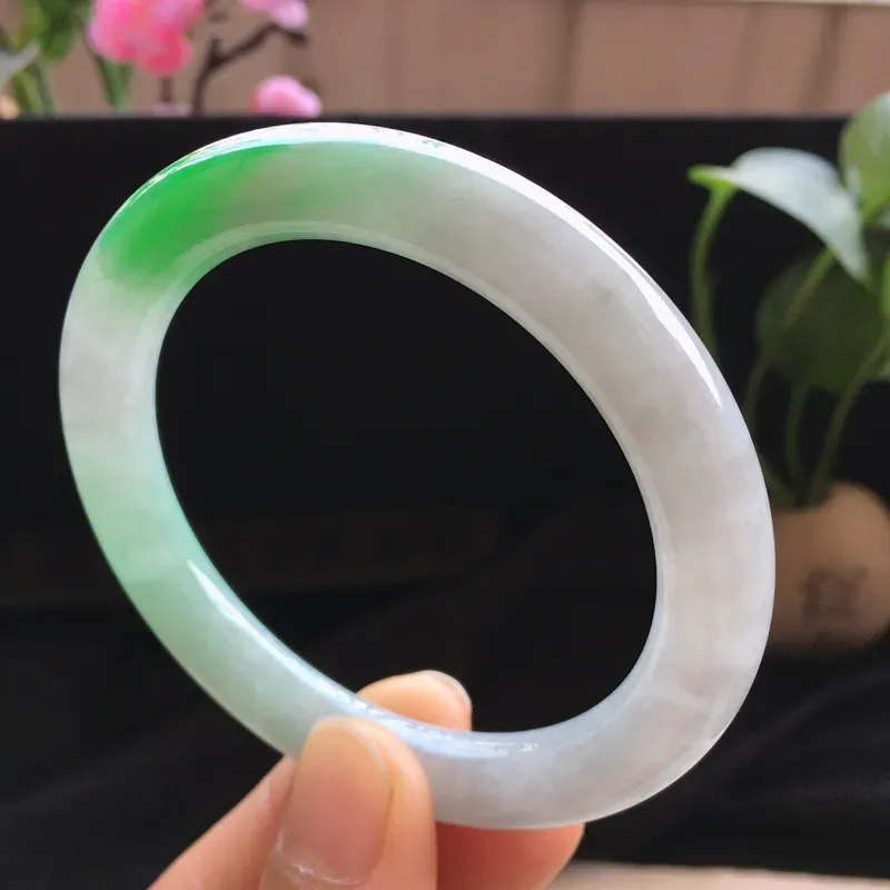 精品翡翠圆条手镯，玉质莹润，佩戴效果更美，棉纹不扣手，尺寸：内径：53MM，玉：8.9*8.7MM， 整体货品质量：40.7g