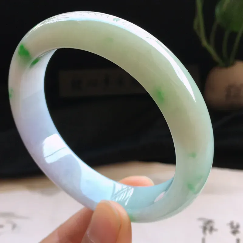 精品翡翠手镯，玉质莹润，佩戴效果更美， 尺寸：内径：57.9MM，玉：14.3*8.8MM，整体货品质量：69.3g