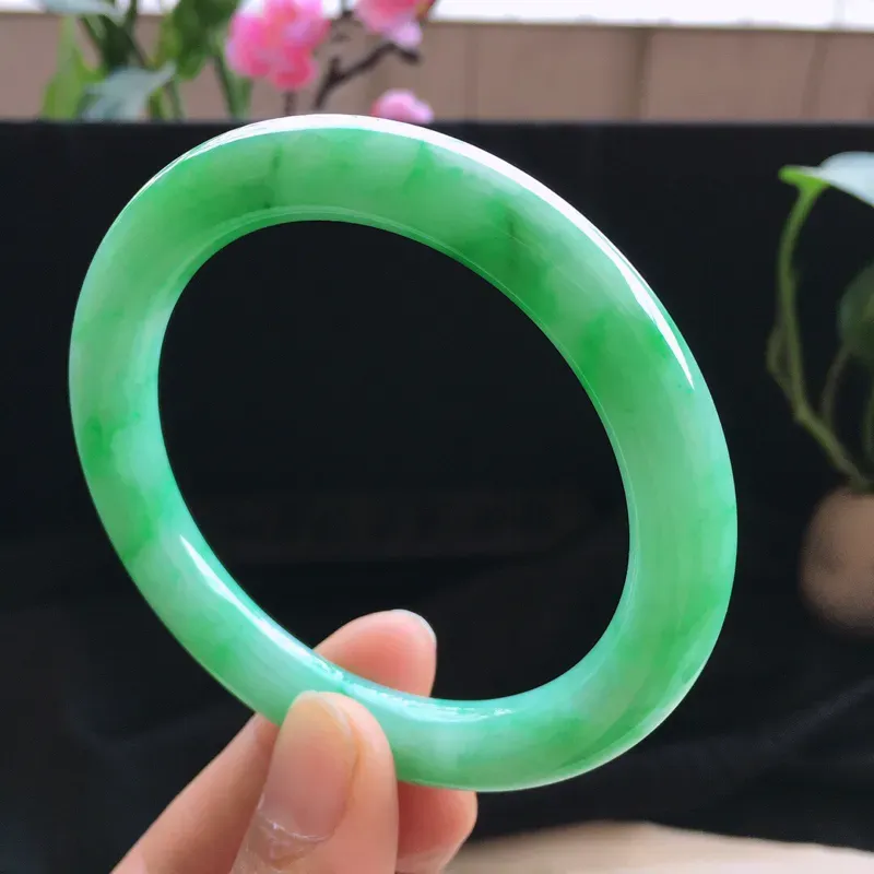 精品翡翠圆条手镯，玉质莹润， 佩戴效果更美，尺寸：内径：55.8MM，玉：9.3*9.4MM，整体货品质量：46.7g
