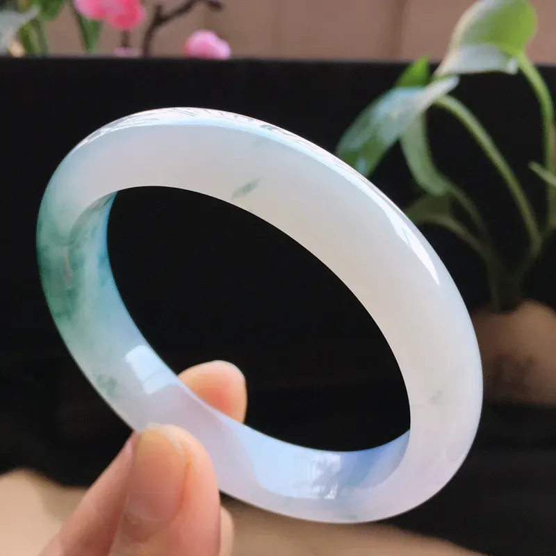 精品翡翠双彩紫罗兰手镯， 玉质莹润，佩戴效果更美，尺寸：内径：54.8MM，玉：12*7.7MM，整体货品质量：47.7g