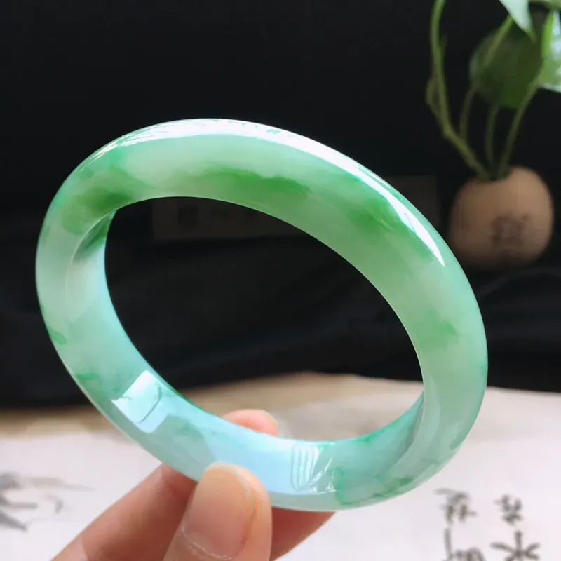 精品翡翠手镯，玉质莹润，佩戴效果更美，尺寸：内径：59MM，玉：13.8*7.9MM， 整体货品质量：61.5g
