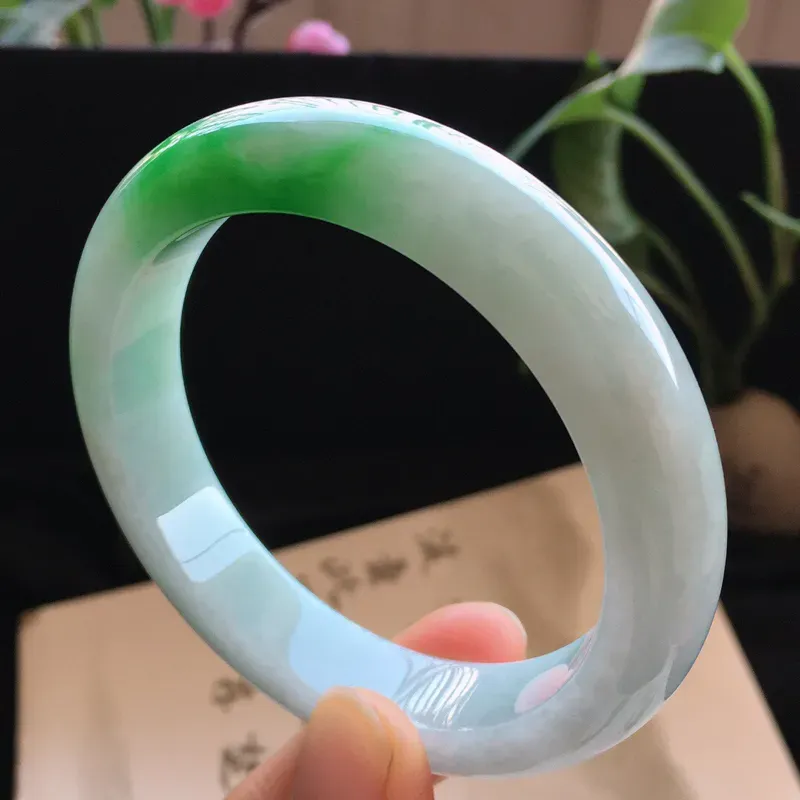精品翡翠阳绿手镯，玉质莹润，佩戴效果更美，尺寸：内径：55.3MM，玉：12.8*8.3MM，整体货品质量：59.9g