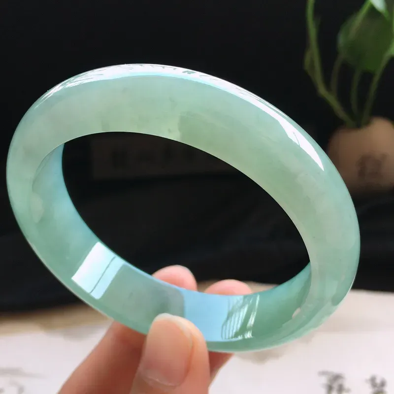 精品翡翠手镯，玉质莹润，佩戴效果更美，棉纹不扣手，尺寸：内径：58.4MM，玉：14.6*7.9MM，整体货品质量：64.6g