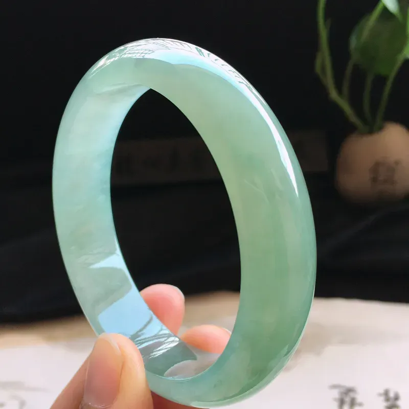 精品翡翠手镯，玉质莹润，佩戴效果更美，棉纹不扣手，尺寸：内径：58.4MM，玉：14.6*7.9MM，整体货品质量：64.6g