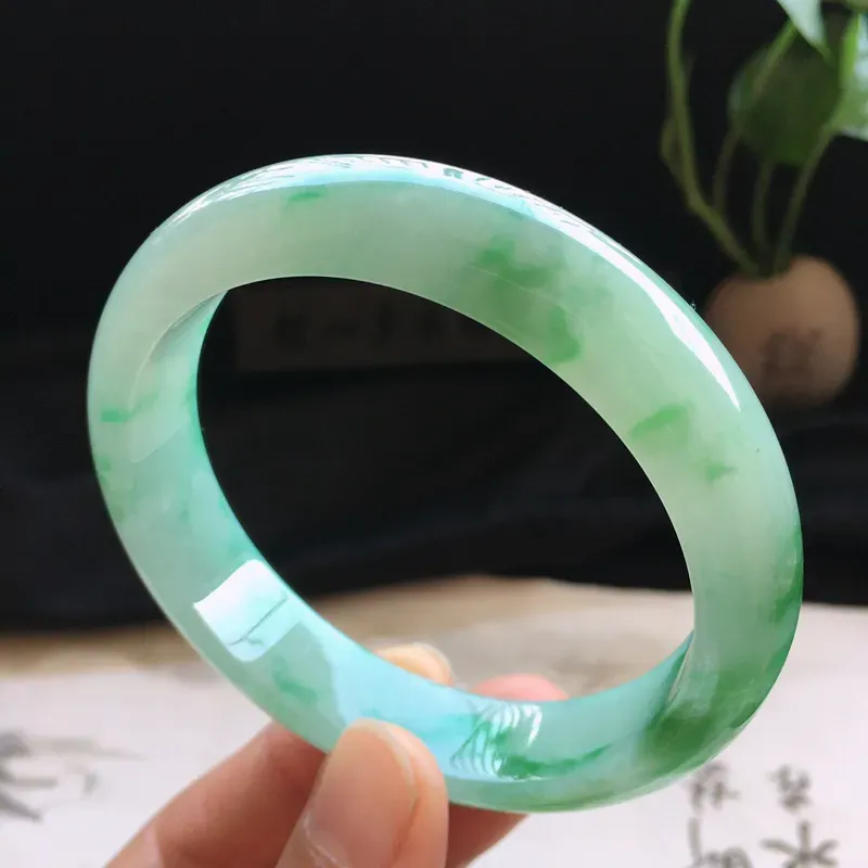精品翡翠手镯，玉质莹润，佩戴效果更美，尺寸：内径：59MM，玉：13.8*7.9MM， 整体货品质量：61.5g