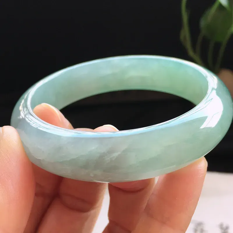 精品翡翠手镯，玉质莹润，佩戴效果更美，棉纹不扣手，尺寸：内径：58.4MM，玉：14.6*7.9MM，整体货品质量：64.6g