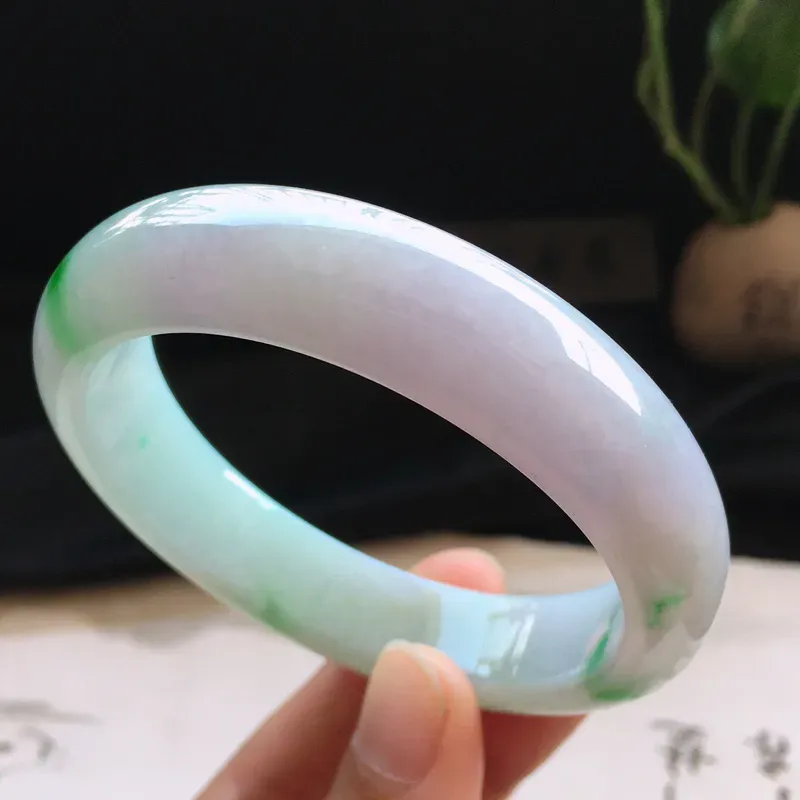 精品翡翠手镯，玉质莹润，佩戴效果更美， 尺寸：内径：57.9MM，玉：14.3*8.8MM，整体货品质量：69.3g