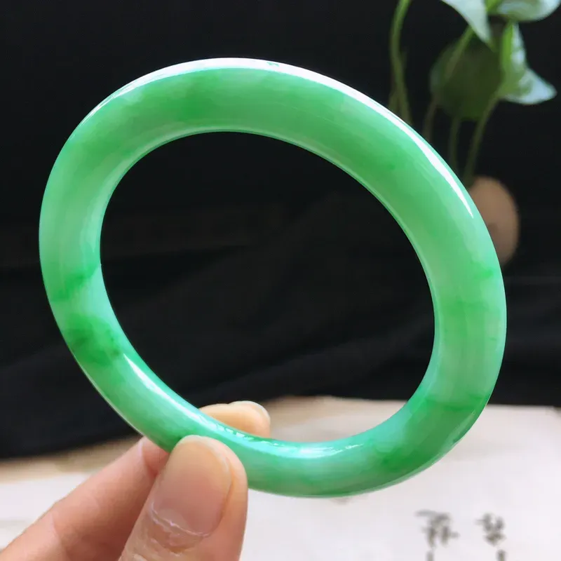 精品翡翠圆条手镯，玉质莹润， 佩戴效果更美，尺寸：内径：55.8MM，玉：9.3*9.4MM，整体货品质量：46.7g