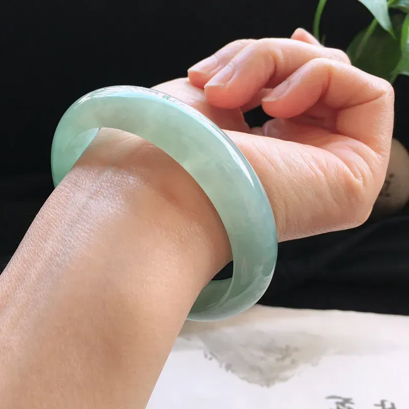 精品翡翠手镯，玉质莹润，佩戴效果更美，棉纹不扣手，尺寸：内径：58.4MM，玉：14.6*7.9MM，整体货品质量：64.6g