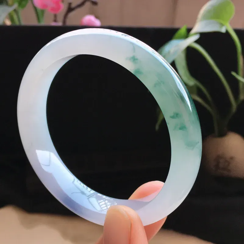 精品翡翠双彩紫罗兰手镯， 玉质莹润，佩戴效果更美，尺寸：内径：54.8MM，玉：12*7.7MM，整体货品质量：47.7g