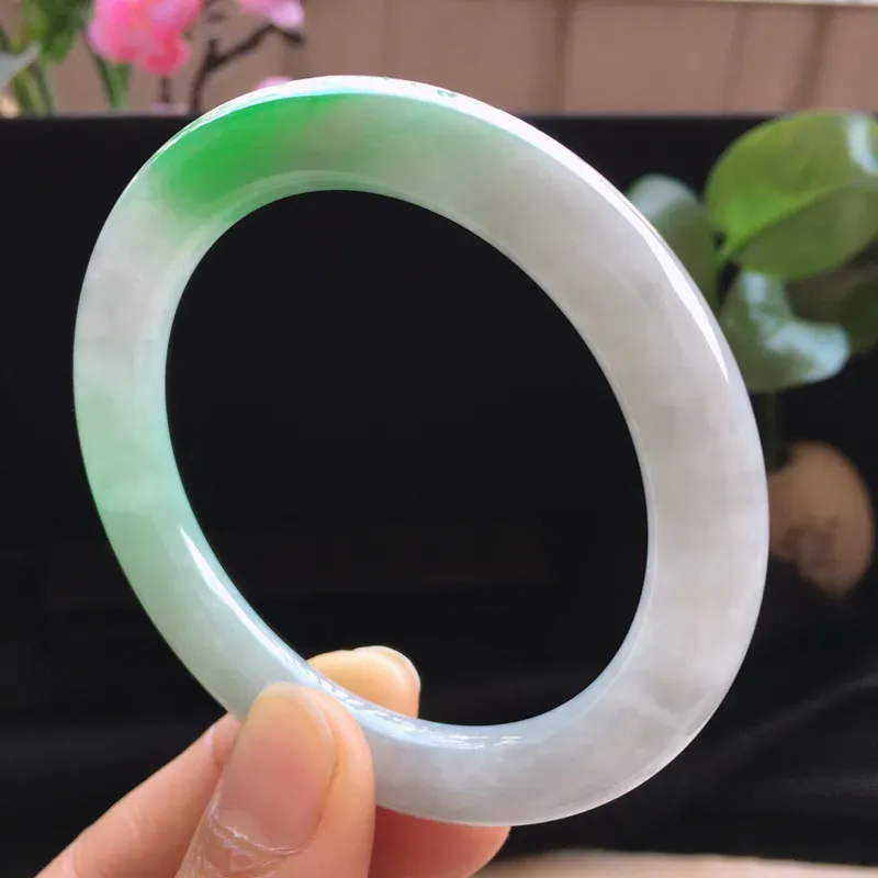 精品翡翠圆条手镯，玉质莹润，佩戴效果更美，棉纹不扣手，尺寸：内径：53MM，玉：8.9*8.7MM， 整体货品质量：40.7g
