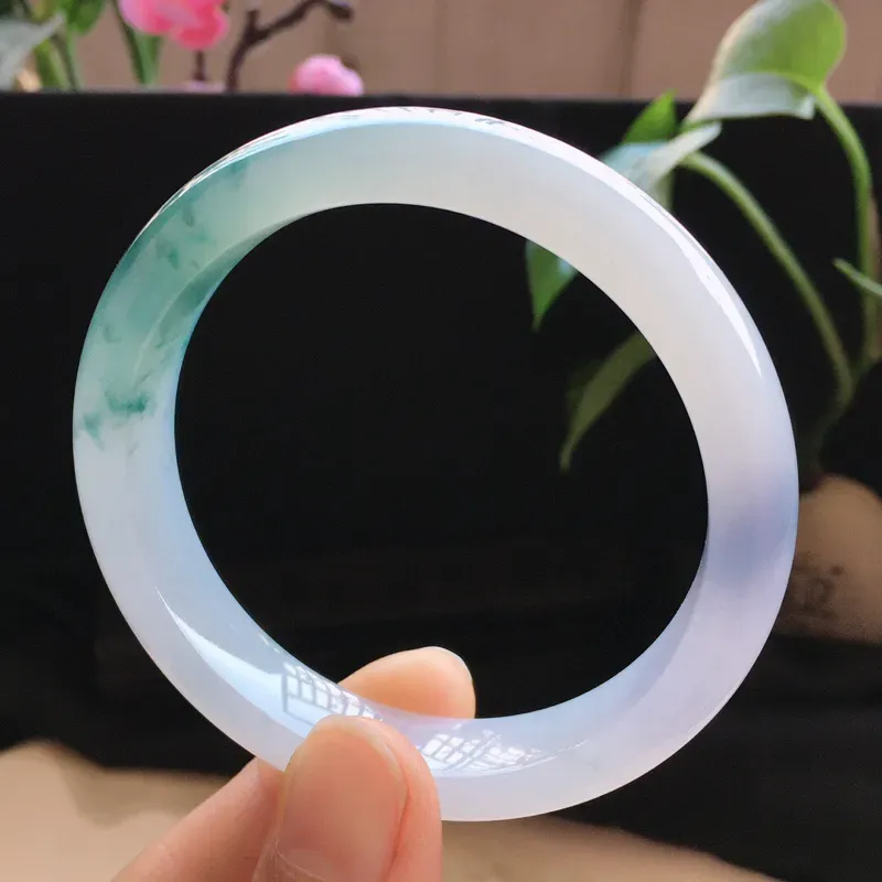 精品翡翠双彩紫罗兰手镯， 玉质莹润，佩戴效果更美，尺寸：内径：54.8MM，玉：12*7.7MM，整体货品质量：47.7g