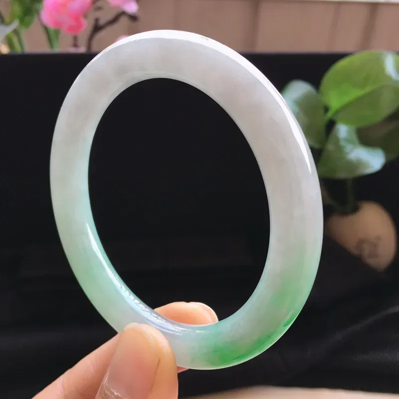 精品翡翠圆条手镯，玉质莹润，佩戴效果更美，棉纹不扣手，尺寸：内径：53MM，玉：8.9*8.7MM， 整体货品质量：40.7g