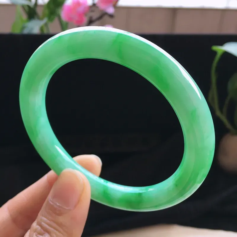 精品翡翠圆条手镯，玉质莹润， 佩戴效果更美，尺寸：内径：55.8MM，玉：9.3*9.4MM，整体货品质量：46.7g
