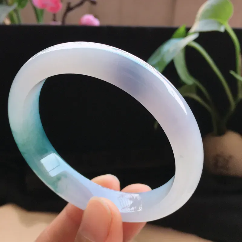 精品翡翠双彩紫罗兰手镯， 玉质莹润，佩戴效果更美，尺寸：内径：54.8MM，玉：12*7.7MM，整体货品质量：47.7g