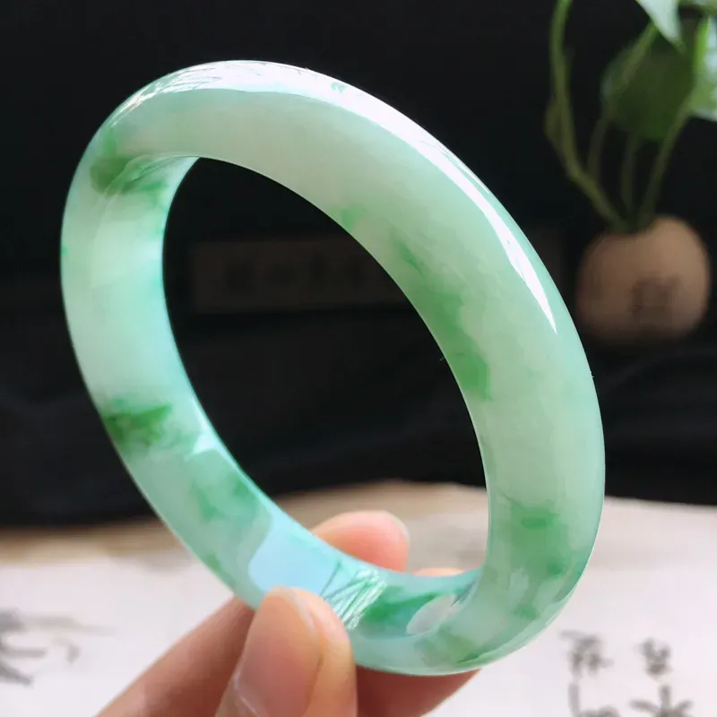 精品翡翠手镯，玉质莹润，佩戴效果更美，尺寸：内径：59MM，玉：13.8*7.9MM， 整体货品质量：61.5g