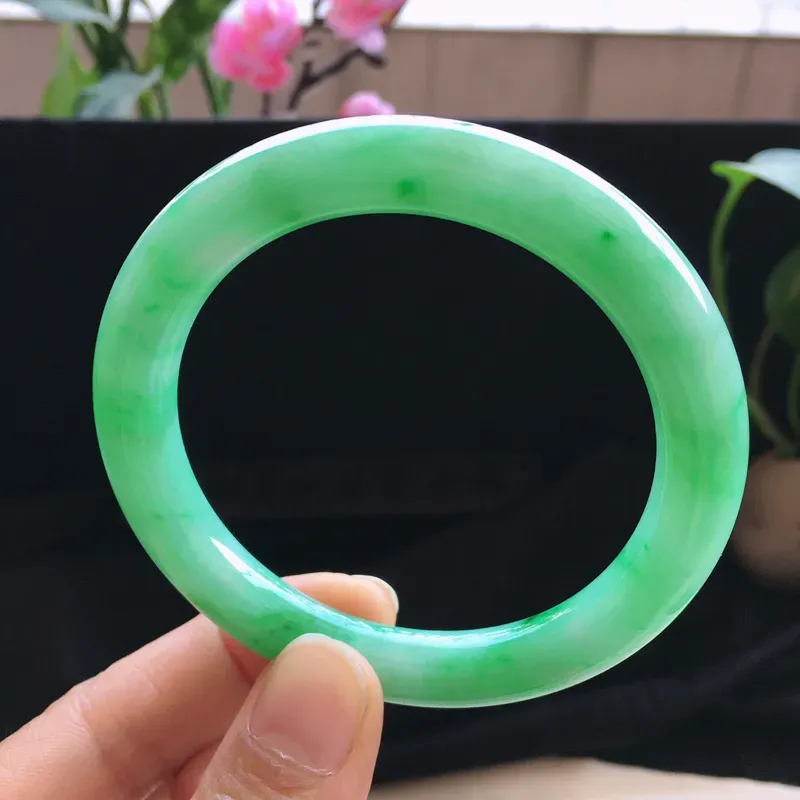精品翡翠圆条手镯，玉质莹润， 佩戴效果更美，尺寸：内径：55.8MM，玉：9.3*9.4MM，整体货品质量：46.7g