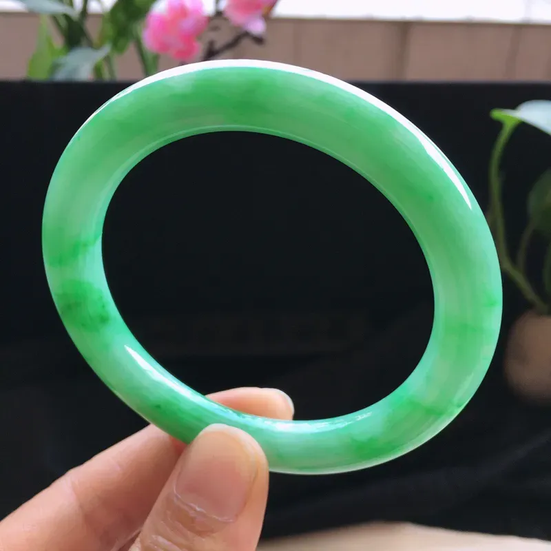 精品翡翠圆条手镯，玉质莹润， 佩戴效果更美，尺寸：内径：55.8MM，玉：9.3*9.4MM，整体货品质量：46.7g