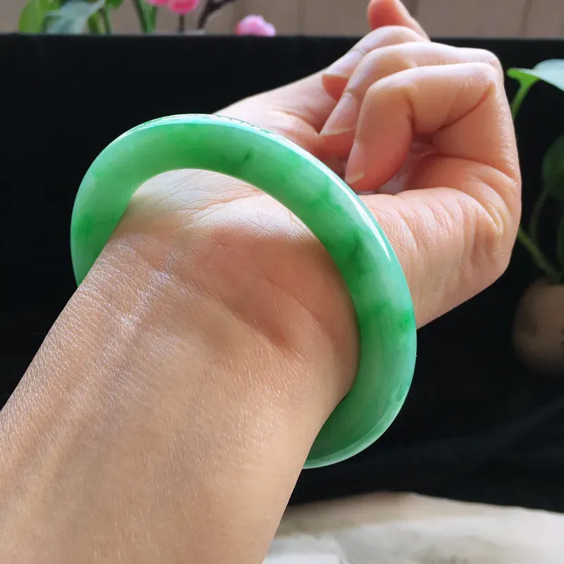 精品翡翠圆条手镯，玉质莹润， 佩戴效果更美，尺寸：内径：55.8MM，玉：9.3*9.4MM，整体货品质量：46.7g
