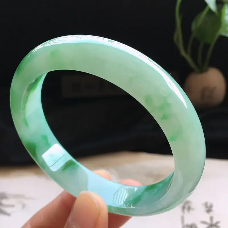 精品翡翠手镯，玉质莹润，佩戴效果更美，尺寸：内径：59MM，玉：13.8*7.9MM， 整体货品质量：61.5g
