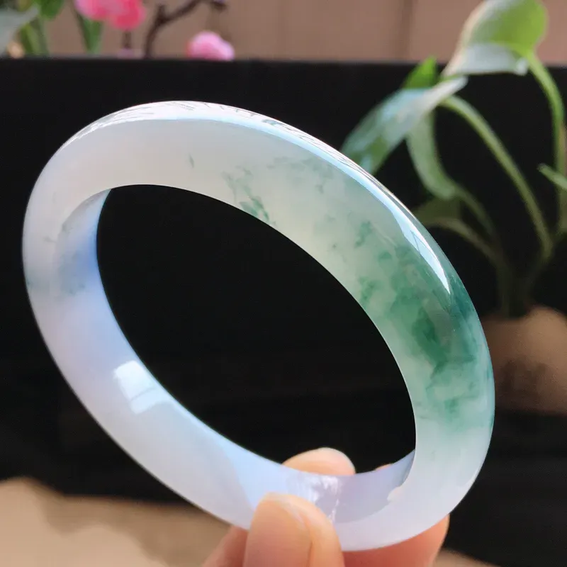 精品翡翠双彩紫罗兰手镯， 玉质莹润，佩戴效果更美，尺寸：内径：54.8MM，玉：12*7.7MM，整体货品质量：47.7g