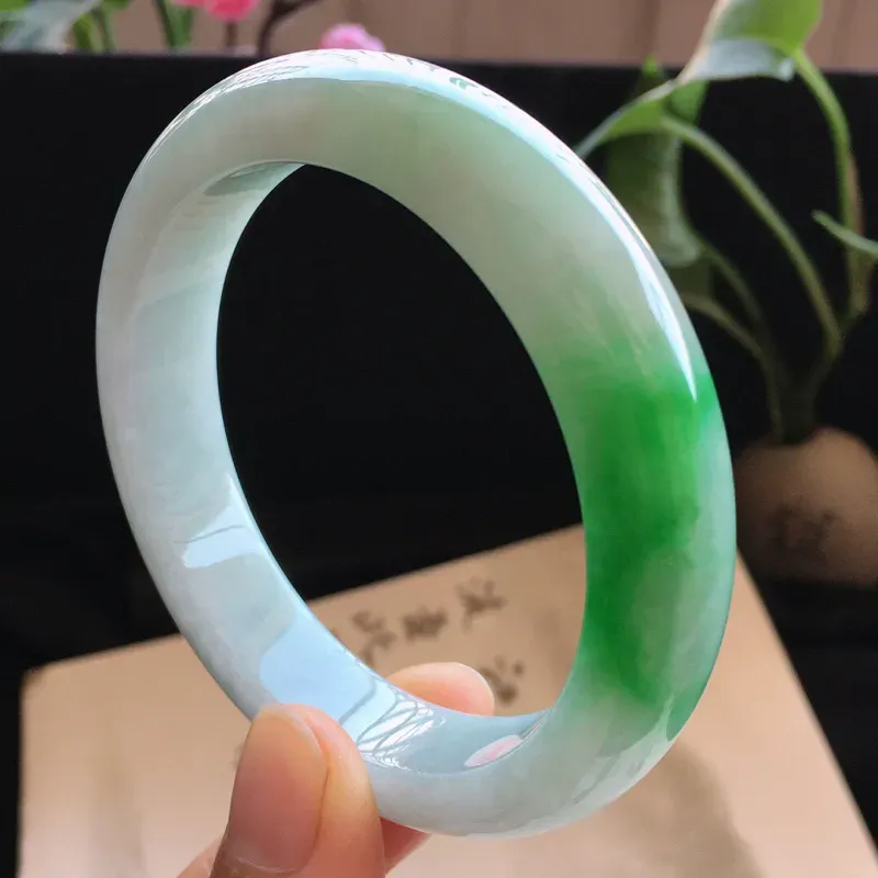 精品翡翠阳绿手镯，玉质莹润，佩戴效果更美，尺寸：内径：55.3MM，玉：12.8*8.3MM，整体货品质量：59.9g
