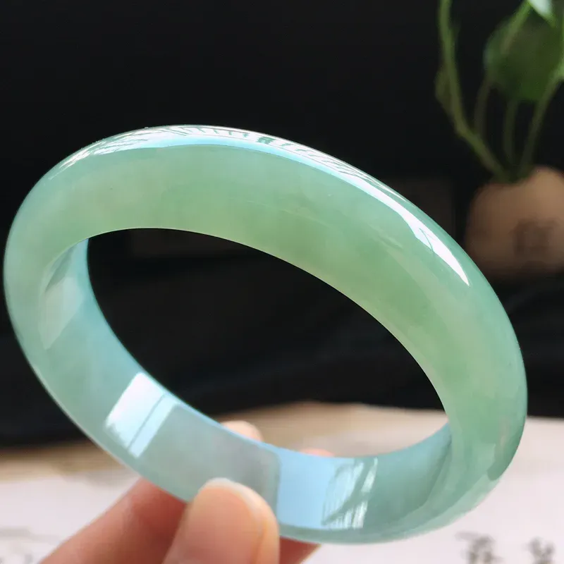 精品翡翠手镯，玉质莹润，佩戴效果更美，棉纹不扣手，尺寸：内径：58.4MM，玉：14.6*7.9MM，整体货品质量：64.6g