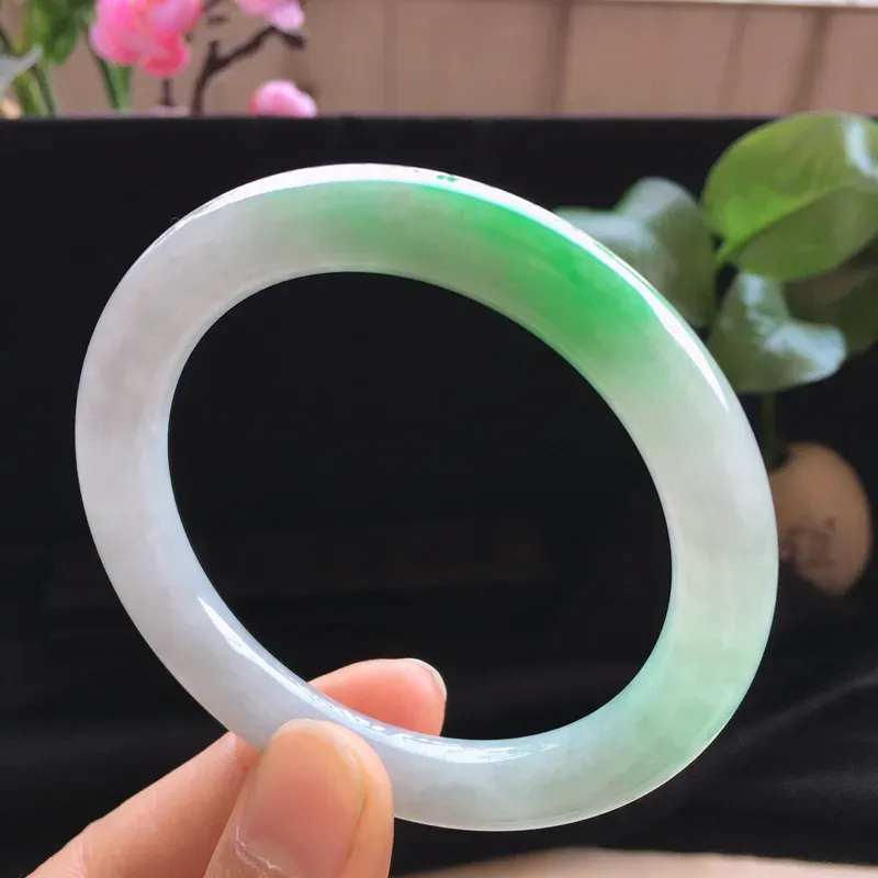 精品翡翠圆条手镯，玉质莹润，佩戴效果更美，棉纹不扣手，尺寸：内径：53MM，玉：8.9*8.7MM， 整体货品质量：40.7g