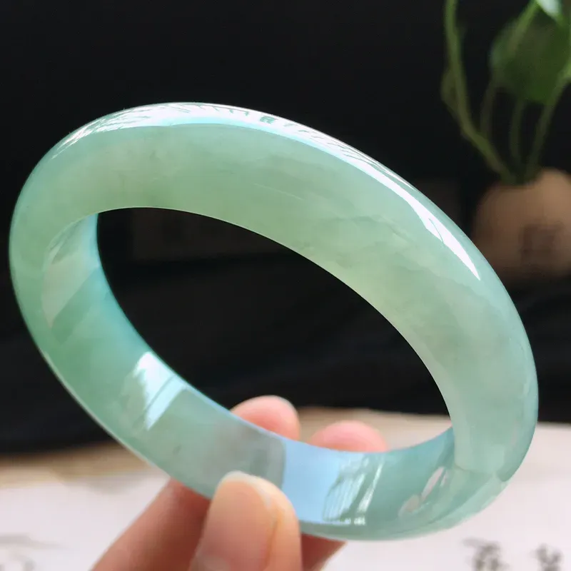 精品翡翠手镯，玉质莹润，佩戴效果更美，棉纹不扣手，尺寸：内径：58.4MM，玉：14.6*7.9MM，整体货品质量：64.6g
