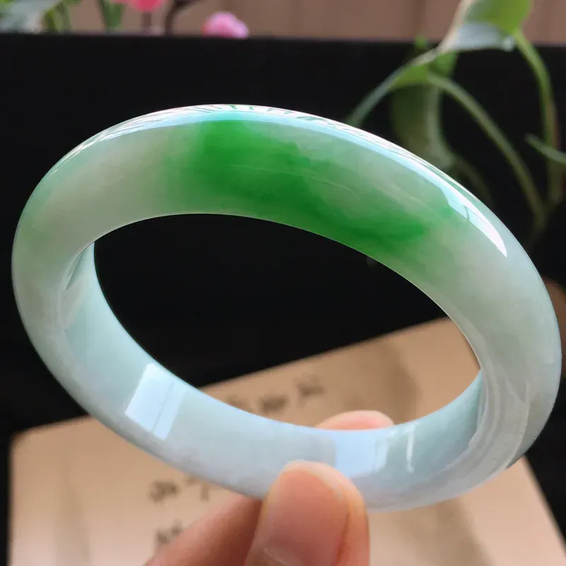 精品翡翠阳绿手镯，玉质莹润，佩戴效果更美，尺寸：内径：55.3MM，玉：12.8*8.3MM，整体货品质量：59.9g