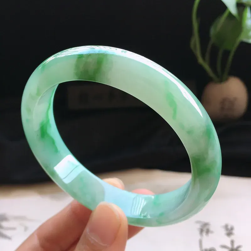 精品翡翠手镯，玉质莹润，佩戴效果更美，尺寸：内径：59MM，玉：13.8*7.9MM， 整体货品质量：61.5g