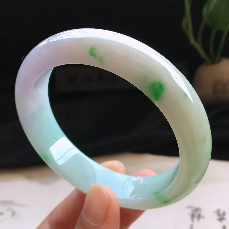 精品翡翠手镯，玉质莹润，佩戴效果更美， 尺寸：内径：57.9MM，玉：14.3*8.8MM，整体货品质量：69.3g