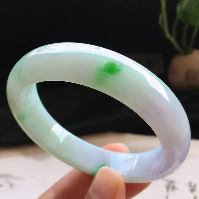 精品翡翠手镯，玉质莹润，佩戴效果更美， 尺寸：内径：57.9MM，玉：14.3*8.8MM，整体货品质量：69.3g