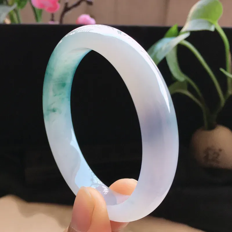 精品翡翠双彩紫罗兰手镯， 玉质莹润，佩戴效果更美，尺寸：内径：54.8MM，玉：12*7.7MM，整体货品质量：47.7g