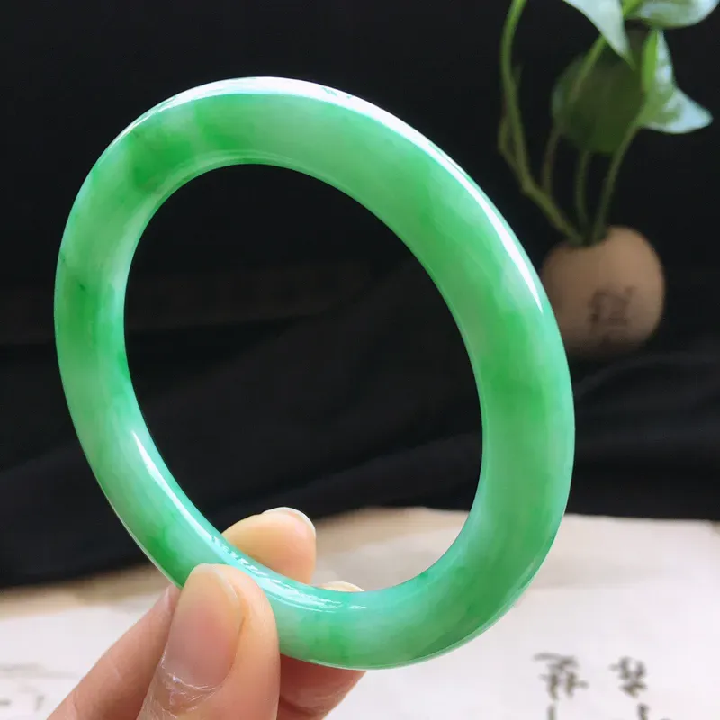 精品翡翠圆条手镯，玉质莹润， 佩戴效果更美，尺寸：内径：55.8MM，玉：9.3*9.4MM，整体货品质量：46.7g