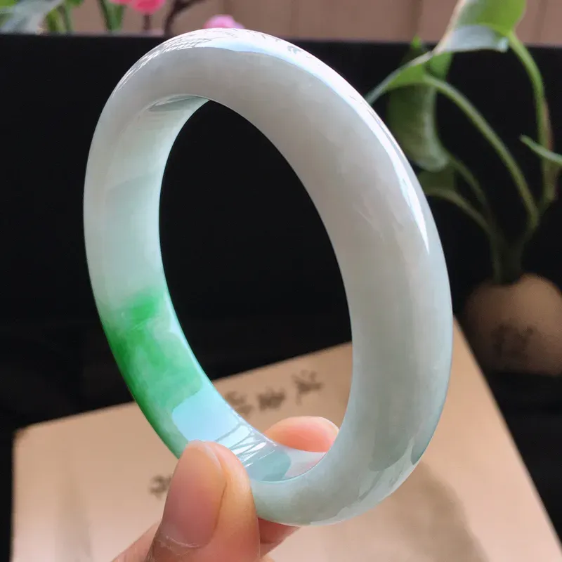 精品翡翠阳绿手镯，玉质莹润，佩戴效果更美，尺寸：内径：55.3MM，玉：12.8*8.3MM，整体货品质量：59.9g