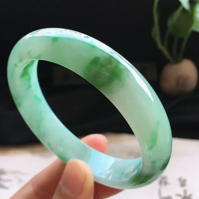 精品翡翠手镯，玉质莹润，佩戴效果更美，尺寸：内径：59MM，玉：13.8*7.9MM， 整体货品质量：61.5g
