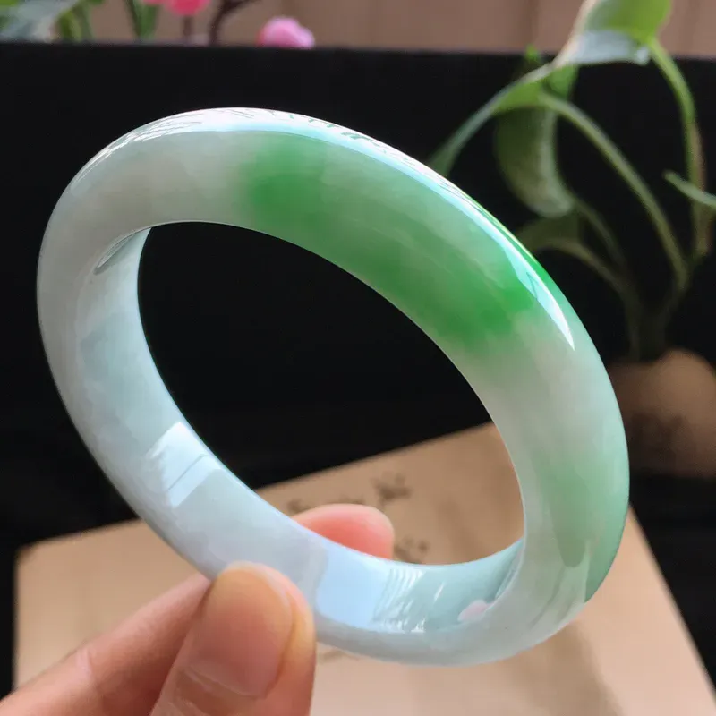 精品翡翠阳绿手镯，玉质莹润，佩戴效果更美，尺寸：内径：55.3MM，玉：12.8*8.3MM，整体货品质量：59.9g
