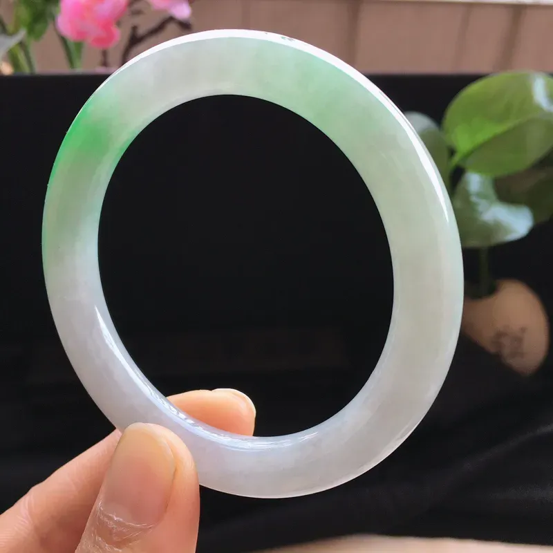 精品翡翠圆条手镯，玉质莹润，佩戴效果更美，棉纹不扣手，尺寸：内径：53MM，玉：8.9*8.7MM， 整体货品质量：40.7g