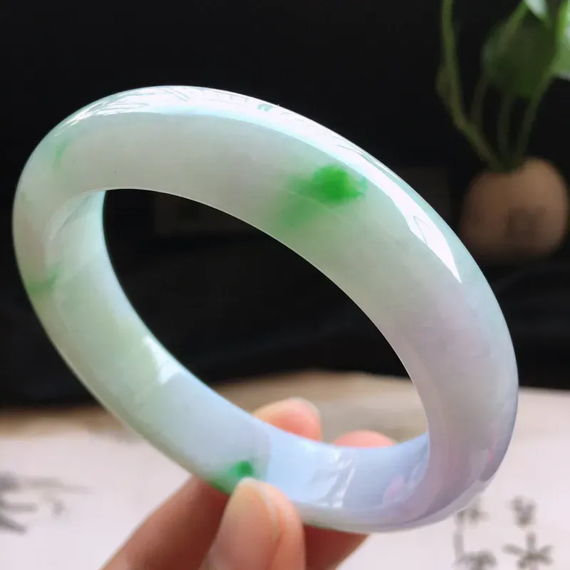 精品翡翠手镯，玉质莹润，佩戴效果更美， 尺寸：内径：57.9MM，玉：14.3*8.8MM，整体货品质量：69.3g