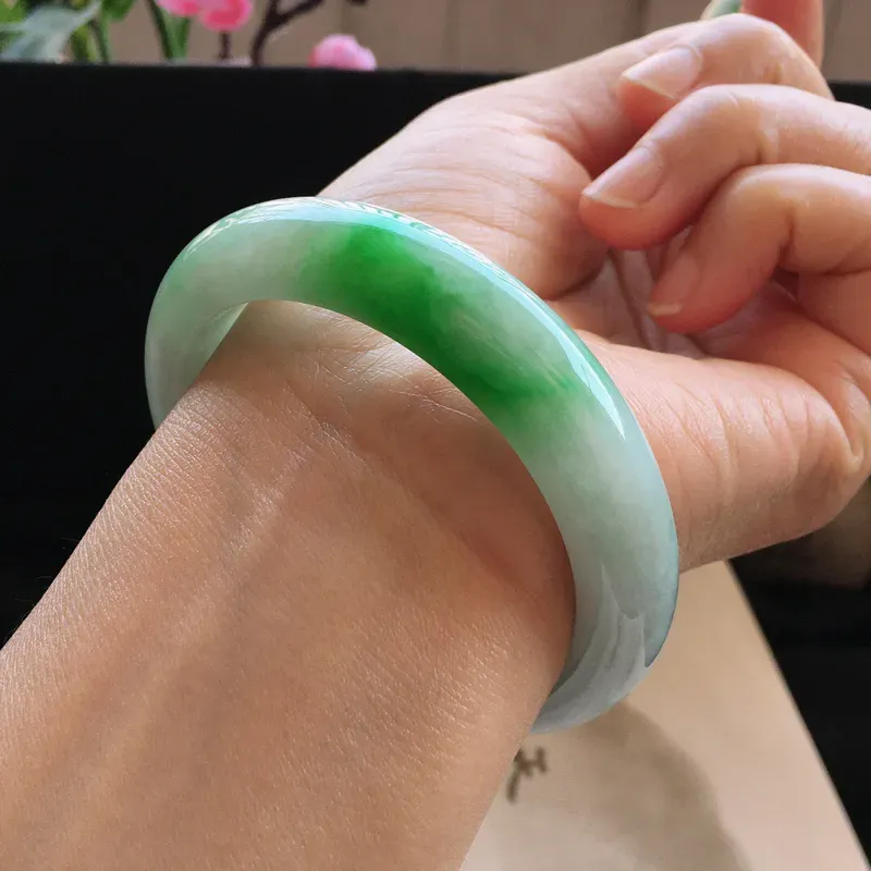 精品翡翠阳绿手镯，玉质莹润，佩戴效果更美，尺寸：内径：55.3MM，玉：12.8*8.3MM，整体货品质量：59.9g