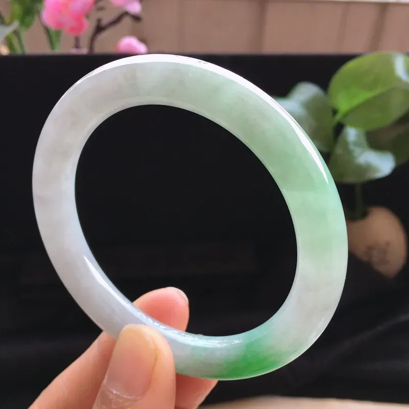 精品翡翠圆条手镯，玉质莹润，佩戴效果更美，棉纹不扣手，尺寸：内径：53MM，玉：8.9*8.7MM， 整体货品质量：40.7g