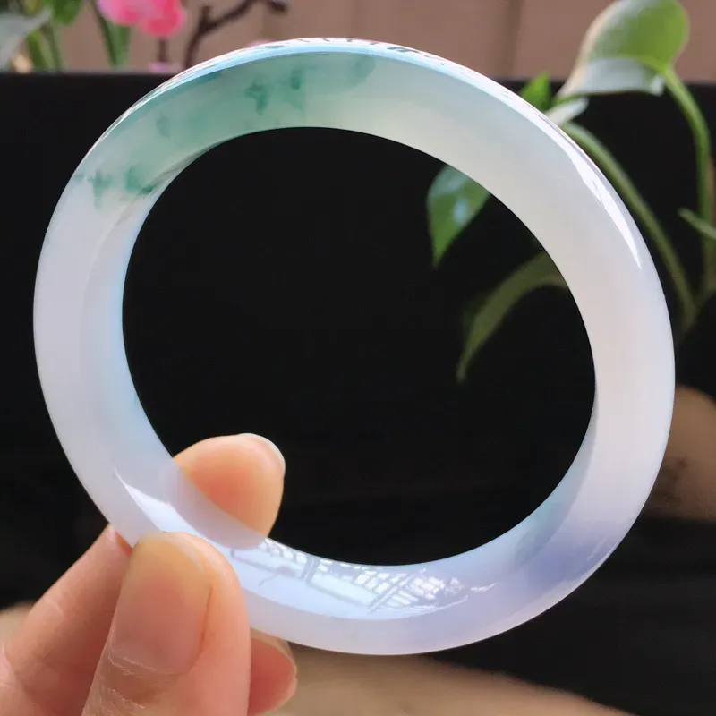 精品翡翠双彩紫罗兰手镯， 玉质莹润，佩戴效果更美，尺寸：内径：54.8MM，玉：12*7.7MM，整体货品质量：47.7g