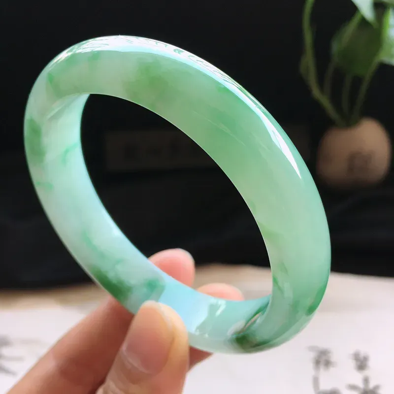 精品翡翠手镯，玉质莹润，佩戴效果更美，尺寸：内径：59MM，玉：13.8*7.9MM， 整体货品质量：61.5g